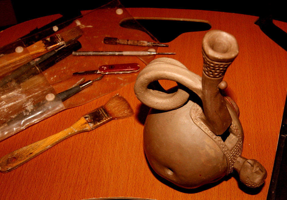 Глиняные музыкальные инструменты. Музыкальный инструмент из глины. Музыкальные инструменты из керамики. Глиняные духовые инструменты. Музыкальный инструмент глиняный духовой.